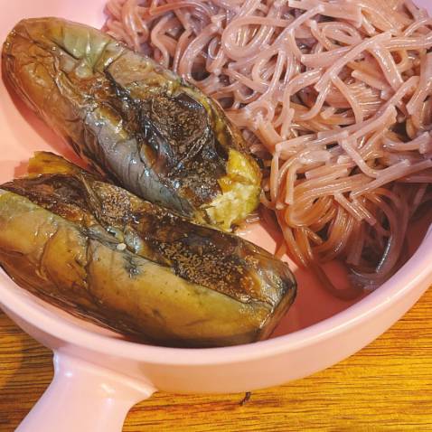 Bát đẹp lắm luôn, dày, nặng, màu đẹp, đúng như mình mong đợi. Shop gói hàng kĩ vô cùng, 2 lớp bìa cứng rồi 2 lớp nilong bong bóng quấn mấy vòng nữa, ở ngoài còn có cảnh báo hàng dễ vỡ. Chất lượng xứng đáng với giá tiền, mọi người nên mua.