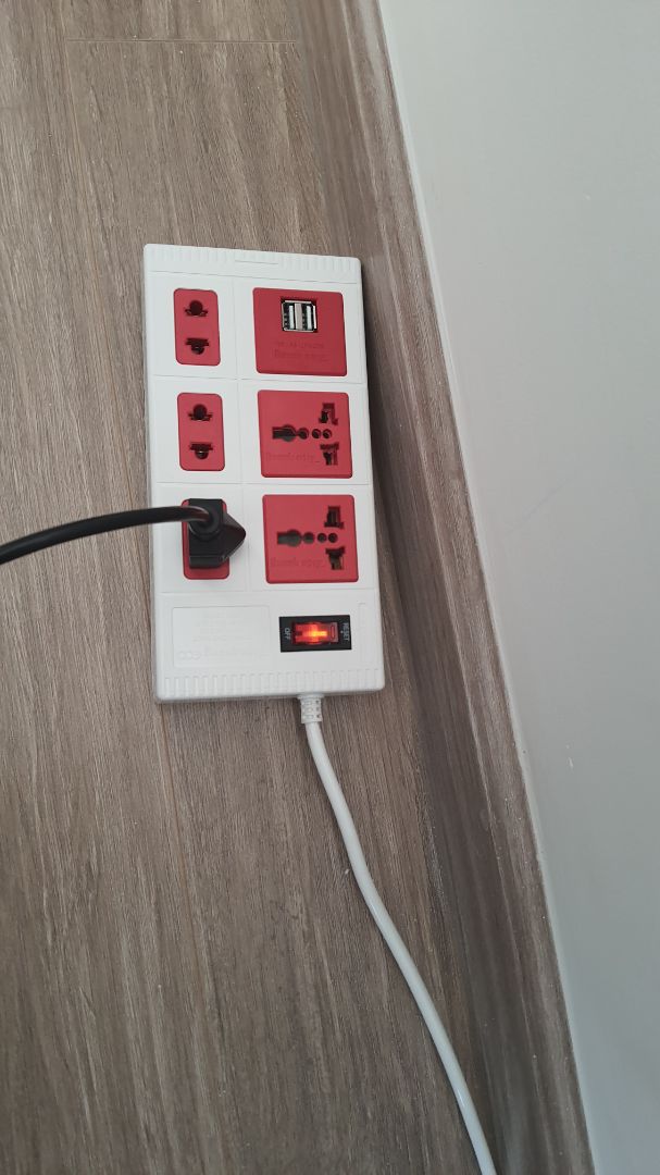 Mình đặt 2 ổ và thử cắm ở tất cả các lỗ đều vào điện tốt, kể cả ổ usb. Sản phẩm đẹp, nhìn có vẻ an toàn.