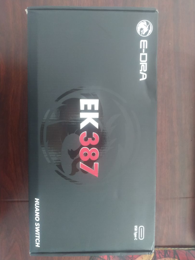 Shop giao nhanh chóng trong mùa dịch, nhân viên giao hàng nhiệt tình giao trong mưa.
về bàn phím cầm nặng tay, phím brow bấm cho tiếng kêu vừa phải, thiết kế phím dạng doule click nên cho cảm giá tay tốt hơn, các chức năng led thú vụ nhiều cách lựa chọn, phù hợp cho các bạn thích phong cách tối giản gọn nhẹ hay đi lại tiền mang theo. cáp usb type c mạ vàng và bọc dù cảm qua ban đầu là rất bền. sản phẩm đáng mua và trải nghiệm