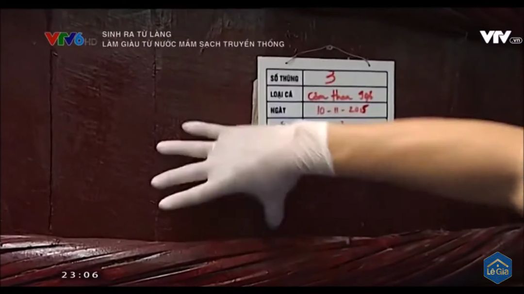 sau khi xem quá trình sản xuất thì mình thấy có vài khâu không được sạch. thứ nhất mắm đựng trong nồi nhôm, thứ hai người công nhân đang trộn cá với muối bằng một chiếc cào sắt, thứ ba người công nhân đang trộn moi với muối trên một tấm tôn phủ sơn màu xanh, lớp sơn này rất dễ thôi nhiễm vào gây độc hại ( nếu anh giám đốc được đào tạo về atvstp thì sẽ hiểu được một điều cơ bản là kim loại được phép tiếp xúc trực tiếp với thực phẩm phải là thép không gỉ vd như inox 3***/10, inox 316... ngoài ra những kim loại như nhôm, sắt, tôn khi tiếp xúc với thực phẩm nhất là muối sẽ bị thôi nhiễm chì, kim loại nặng gây ung thư. thứ tư là cá với muối được trộn trên một tấm bạt nhuộm màu xanh đỏ thứ năm là anh đeo gang tay y tế nhưng lại sờ tiếp xúc với đồ vật khác dính bụi bẩn, sơn,... rồi lại tiếp xúc trực tiếp với thực phẩm, thứ năm là người công nhân đeo gang tay ( không biết gọi là loại gì nhưng loại này người ta chỉ dùng để rửa bát, cọ bồn cầu... chứ không ai dùng để tiếp xúc với < thực phẩm sau khi rửa > vì mùi gang tay này cục kì nồng, mùi này do hóa chất độc hại có trong nó tạo ra