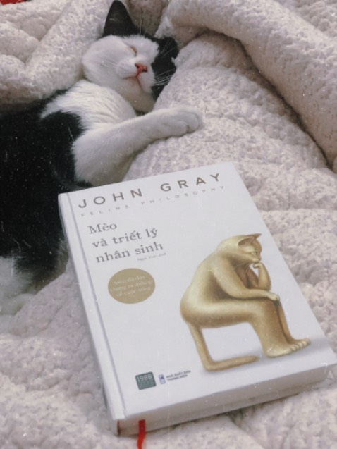 “Sống như một chú mèo có nghĩa là không muốn gì ngoài cuộc sống bạn đang sống.” 
                                     🐈🐈🐈
                                          ***
Chọn cho mình cuốn sách này cho đầu năm mới có lẽ là một sự lựa chọn đúng đắn. 
Vì là sách triết học nên nhiều trích dẫn của các triết gia từ nhiều thời đại khác nhau còn khá là mơ hồ. Nhưng chính vì cái mơ hồ đấy, lại khơi gợi người đọc muốn tìm hiểu sâu hơn và hơn nữa…
Ở cuốn sách này, bài học rút ra qua hình ảnh loài mèo mà tác giả mượn để nói về loài người và những “ảo tưởng sống”,  rất đáng suy ngẫm. 
***
Loài mèo không cần triết học. Tuân theo bản chất tự nhiên của mình, chúng hài lòng với những gì cuộc sống đem lại. 
Wittgenstein đã viết: 
“Nếu sự vĩnh cửu được hiểu không phải như những quãng tạm thời không có điểm dừng mà như tính vô thời gian, thì người sống mãi mãi là người sống trong hiện tại.”
Vì vậy, cuộc sống tốt đẹp không phải là cuộc sống mà bạn có thể từng, muốn hoặc chưa thể chạy theo, mà chính là cuộc sống bạn đang có, trong đó bạn được viên mãn, được sống cho chính mình, sống với bản chất mà mình được bạn tặng. 
Bạn sẽ không tìm thấy hạnh phúc bằng cách đuổi theo nó. Thay vào đó, hãy làm những gì bạn cho là thú vị nhất và bạn sẽ thấy hạnh phúc khi không biết hạnh phúc là gì. 
Bởi, “ý nghĩa của cuộc đời là một cái chạm, một mùi hương, đến một cách tình cờ và biến mất trước khi chúng ta kịp hay biết.”
—————————
Điểm trừ: lỗi dịch khá nhiều, đọc nhiều lúc hơi hoang mang 😅😅😅