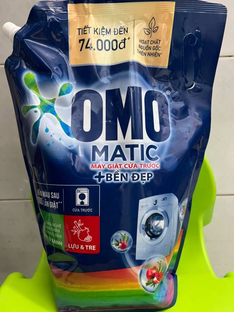 Ngoại quan: Sản phẩm có ngoại quan tương đối giống với mô tả, sản phẩm chính hãng.
Xuất xứ: Thương hiệu OMO của Anh. 
Sản xuất: Tại Việt Nam. 
Chất lượng: Túi có vòi dễ sử dụng. Phù hợp với mọi loại máy giặt. Hoạt chất làm sạch nguồn gốc thiên nhiên, thân thiện hơn với môi trường. Công thức Màn chắn Kháng bẩn Xanh Polyshield ưu việt.
Đóng gói: Sản phẩm được đóng gói tốt. 
Thời gian giao hàng: Do có sử dụng gói Tiki Now nên thời gian giao hàng nhanh, đặt từ 21:01, Thứ năm *** đến 13:15, Thứ sáu *** sản phẩm đã được giao đến. 
Thái độ nhân viên giao hàng: Ổn, chịu hợp tác với tôi trong việc giao hàng. 
Giá sản phẩm: Gía sản phẩm hợp lý với chất lượng, miễn phí ship. 
Tổng quan: Sản phẩm phù hợp với những ai muốn sử dụng hàng chính hãng với một giá tiền và chất lượng sản phẩm tương đối. Bên cạnh đó, thời gian và dịch vụ giao hàng ổn. Cảm ơn mọi người đã đọc.