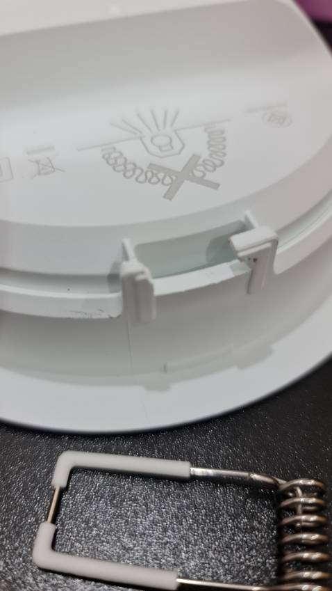 Đóng gói cẩn thận, nhưng có 1 đèn bị gãy chốt, sao lắp đây.