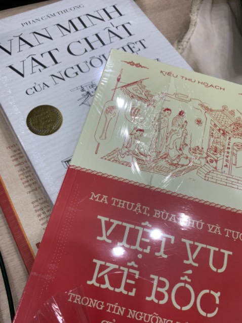 Sách được bọc seal nilon tuy nhiên là lúc mịn nhận hàng nó bị hơi rách ra cơ mà k ảnh hưởn, sách vẫn đẹp và k trầy xước, cơ mà mình phát hiện ra có trang cắt lỗi nha 😆 giao hàng nhanh