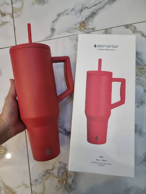 Ở ngoài màu đỏ đậm hơn trong hình xíu đúng style màu mình thích luôn nhé, dùng thích lắm, giữ nhiệt lâu mình để đá từ hôm trước sang hôm sau vẫn còn, có cái hay nữa là rút ống hút ra là cái nắp nó kín luôn, dốc ngược ko bị chảy nước ra, mười điểm