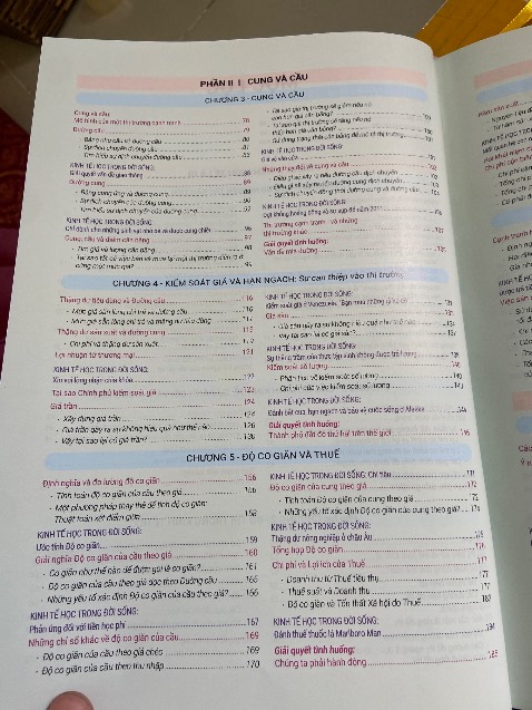 Sách hay, sinh động, ví dụ thực tế dễ hiểu mặc dù học trong trường rồi nhưng về bản chất vẫn mơ hồ đọc cuốn này hiểu rõ hơn về cách vận hành xã hội. Ai còn sinh viên hoặc mới ra trường nên mua về đọc nhé