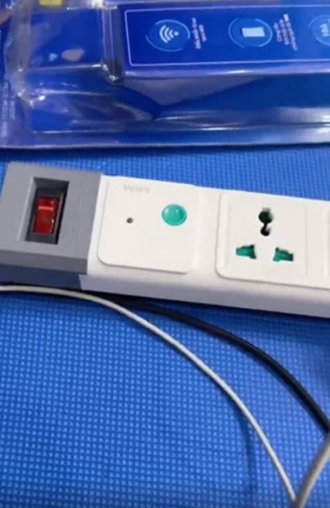 Hàng trông khá chắc chắn, điều khiển bằng wifi nhạy. Còn điều khiển bằng bluetooth chưa thử. Điểm trừ là không thể điều khiển từng ổ cắm như ổ điện của trung quốc. Hàng trông khá chắc chắn, điều khiển bằng wifi nhạy. Còn điều khiển bằng bluetooth chưa thử. Điểm trừ là không thể điều khiển từng ổ cắm như ổ điện của trung quốc.