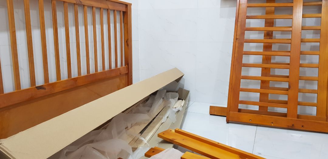 ổn. shop giao thiếu vào món, nhưng đã bổ sung. giường khá chắc chắn. 
Lưu ý. là không dùng chiếu được, do chỉ giường hở rộng. nệm thì đỡ ổn. shop giao thiếu vào món, nhưng đã bổ sung. giường khá chắc chắn. 
Lưu ý. là không dùng chiếu được, do chỉ giường hở rộng. nệm thì đỡ