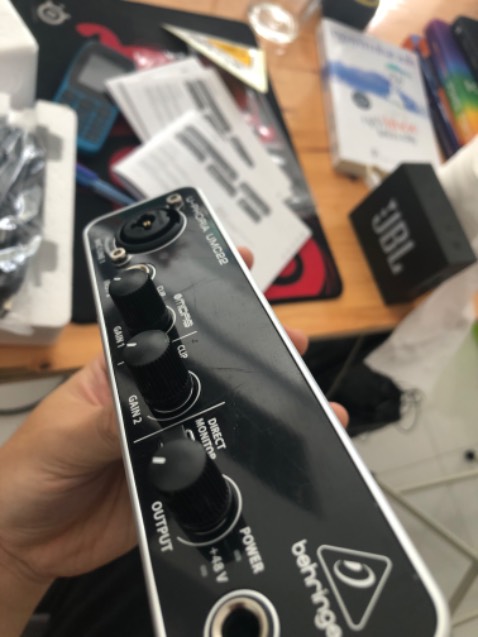 Chả biết hàng mới hay cũ mà vừa bóc ra đã thấy xước đầy mặt kính, cổng instrumental 2 cắm guitar vào thu tiếng cực bé, vào mấy phần mềm thu âm liền mà thậm chí còn không nhận cái cổng này.
Giao hàng của Tiki quá lâu. Nhắn tin thì phải cả ngày mới rep, shop rep cũng vô cùng hời hợt.
Bạn nào mua mấy đồ này thì nên ra ngoài hàng kiểm tra, cho chạy thử thấy oke rồi hẵng mua cho chắc chắn, hi vọng không gặp trải nghiệm tệ như mình