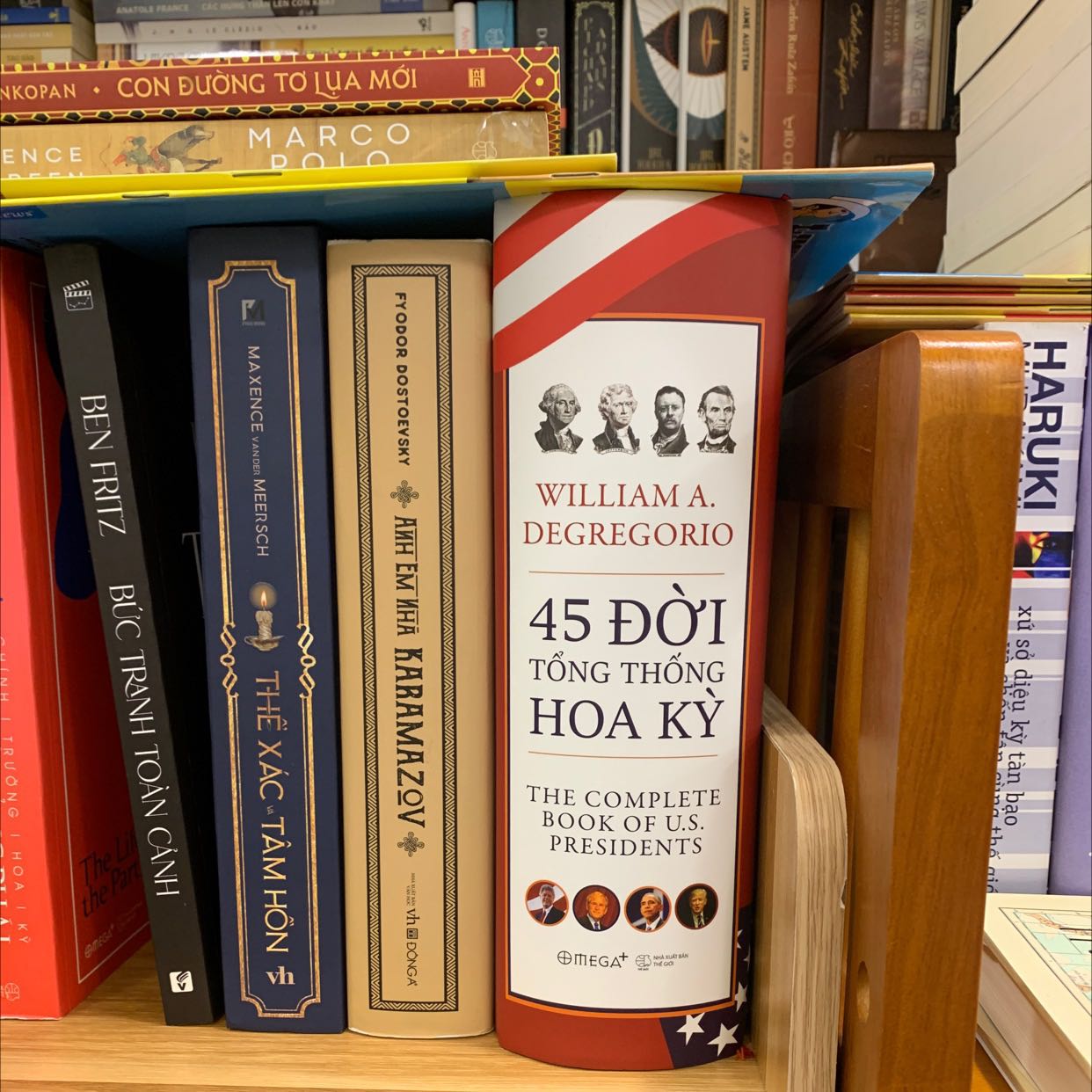 Sách đẹp cực kì, giao hàng tới nơi mới tinh, không cấn móp trầy xướt. Nội dung sách tổng kết rất chi tiết về 45 đời tổng thống mỹ, những chính sách của mỗi ông trong mỗi thời kì, rất hợp lý cho những bạn thích nghiên cứu lịch sử. Cần cái nhìn của các tổng thống mỹ để hiểu về những gì đang diễn ra ở khi vực nóng trên thế giới.

Cám ơn tiki đã giao hàng nhanh