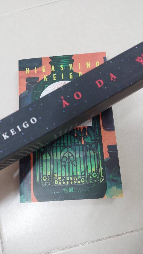 ***, *** GẠT, THAO TÚNG, GIẾT NGƯỜI, một motif chuyện khá quen thuộc của Higashino Keigo. Dù vậy với biệt tài kể chuyện của mình, sự nhấn nhá, đóng mở trong từng tinh huống, cảnh ngộ câu chuyện của ông chưa bao giờ trở nên nhàm chán. “ Ảo dạ “ cũng là ẩn dụ về một xã hội với vẻ ngoài hào nhoáng nhưng chưa đựng không ít những mặt trái mâu thuẫn bất công, nơi cái ác nảy sinh từ những tham vọng vị kỷ phi nhân.