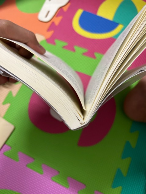 Nội dung sách hay. Nhưng đọc qua hơn nữa cuốn thì các trang sách bất đầu bung ra rất khó khăn khi đọc, cái bookcare thì bong ra từ ngày bắt đầu đọc luôn rồi