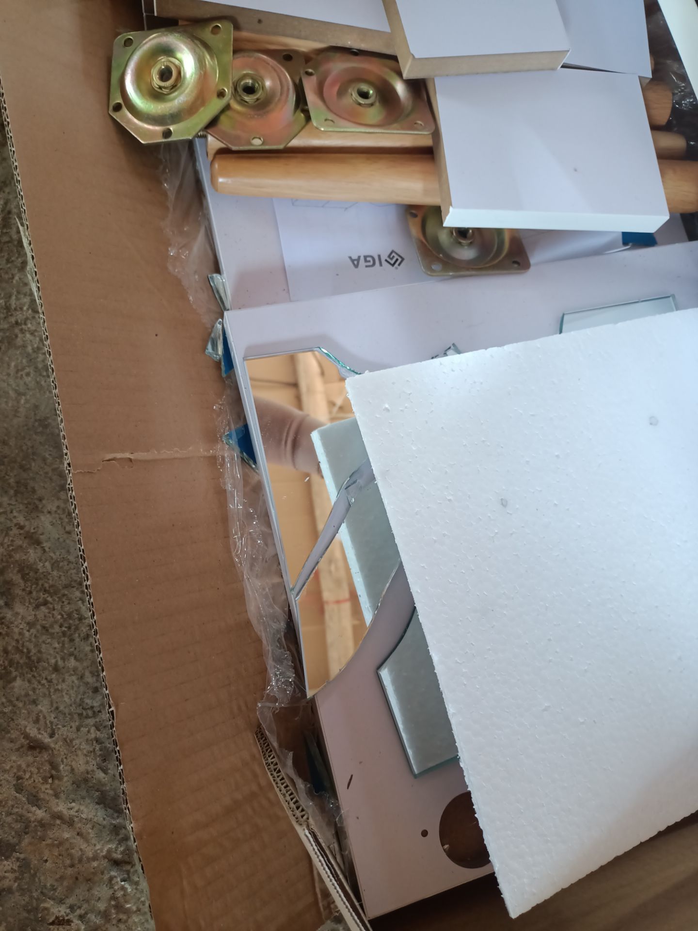 giao thiếu ốc và cục mũ để lấp ráp
hàng giao đến kính bị bể, mình chỉ yêu cầu shop giao đủ ốc để lắp ráp, gương bị bể có thể là do đơn vị vận chuyển, nhưng giao thiếu đồ là do lỗi của shop,