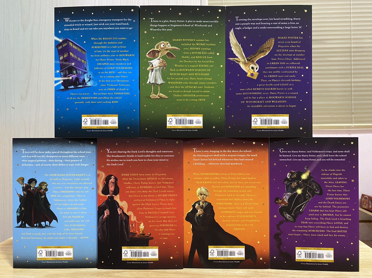 - Tuy đang mùa dịch nhưng Tiki ship nhanh thật sự, mình chọn TikiFAST nhưng cỡ nửa ngày là giao rồi, chắc vì Tiki cùng thành phố vận chuyển. Trong hộp ship không có miếng bong bóng chèn vô nhưng hên là giao tới còn nguyên vẹn, góc không bị bẹp hay móp méo gì hết, vẫn còn seal bọc, sách cũng không bị gãy giữa. Quá đẹp!
- Bản thân mình thấy thích edition này nhất tuy lúc đầu mình tính mua edition kỷ niệm 20 năm của Harry Potter. Series box đủ 7 cuốn kiểu này có nhiều loại nhưng mình bị mê bản này vì bìa trước và sau mỗi cuốn đều có hình ảnh đặc trưng xuyên suốt nội dung của cuốn đó. Thiết kế vẽ và màu sắc mình thấy cũng dễ nhìn và thu hút hơn. 
- Ai mê Harry Potter thì chắc cũng không xa lạ gì với nội dung truyện này nữa, mình hơi ngược đời tại coi phim rồi mới mua truyện về đọc. Càng về sau thì sách dày hơn và chữ cũng nhỏ hơn. Sách toàn chữ thôi, lâu lâu có thêm 1 số điểm nhấn để minh hoạ với có bản đồ của Hogwarts. Mùa dịch mà coi phim chán rồi thì có bộ này đọc cũng đỡ, nhất là đối với 1 fan Harry Potter như mình ?