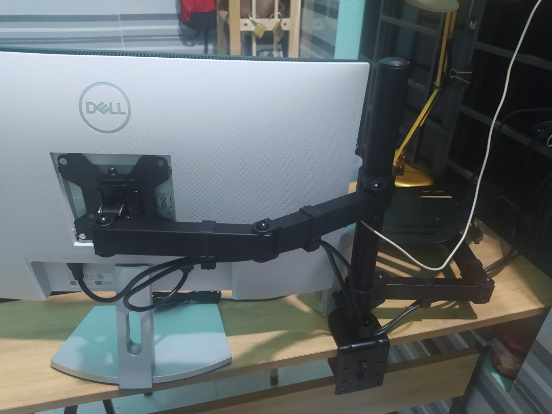 Giao hàng đúng hẹn, đóng gói cẩn thận, chắc chắn. Sản phẩm chất lượng, thiết kế đẹp, nhỏ gọn, hiển thị màu tốt, tuy nhiên mới nhân hàng chưa biêt sử dụng bền hay không, nhưng tin tưởng vào hãng dell này.