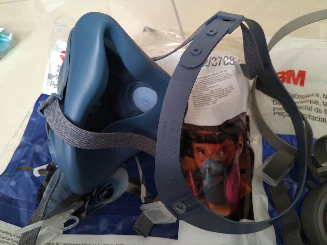 Mua nhiều lần rồi. Nhà bán uy tín. Hàng 2 lọc, dễ thở hơn loại 6100. nên mua lọc 7093 hoặc 2073 như hình cho rẻ.