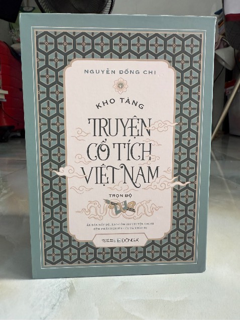 tiki giao hàng nhanh, chưa đến 2 ngày là đã nhận được sách. 
boxset thiết kế đẹp, trang trí hoạ tiết cổ xưa, đậm màu sắc dân gian. bìa 5 tập khác nhau nhưng vẫn đồng bộ nhưng chữ bên trong sách in khá nhỏ và gần nhau nên đọc hơi khó chịu.