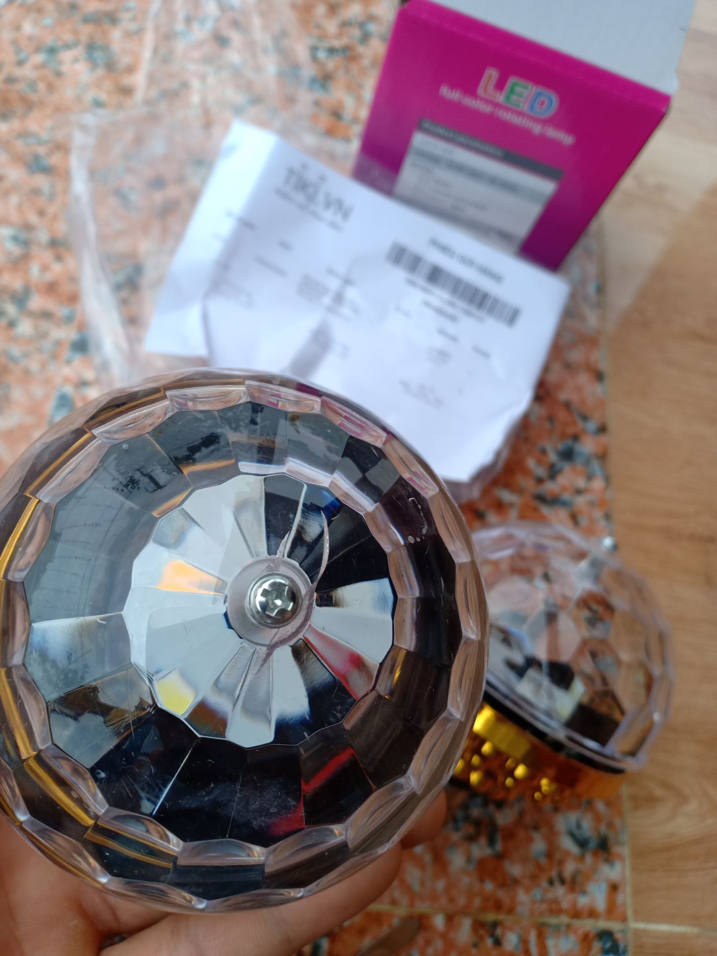 tiki kg cho kiểm tra hàng trước khi thanh toán thanh toán song mở ra thì 2 bóng đều bị nứt đây có phải là lý do tiki kg cho kiểm tra hàng trước kg