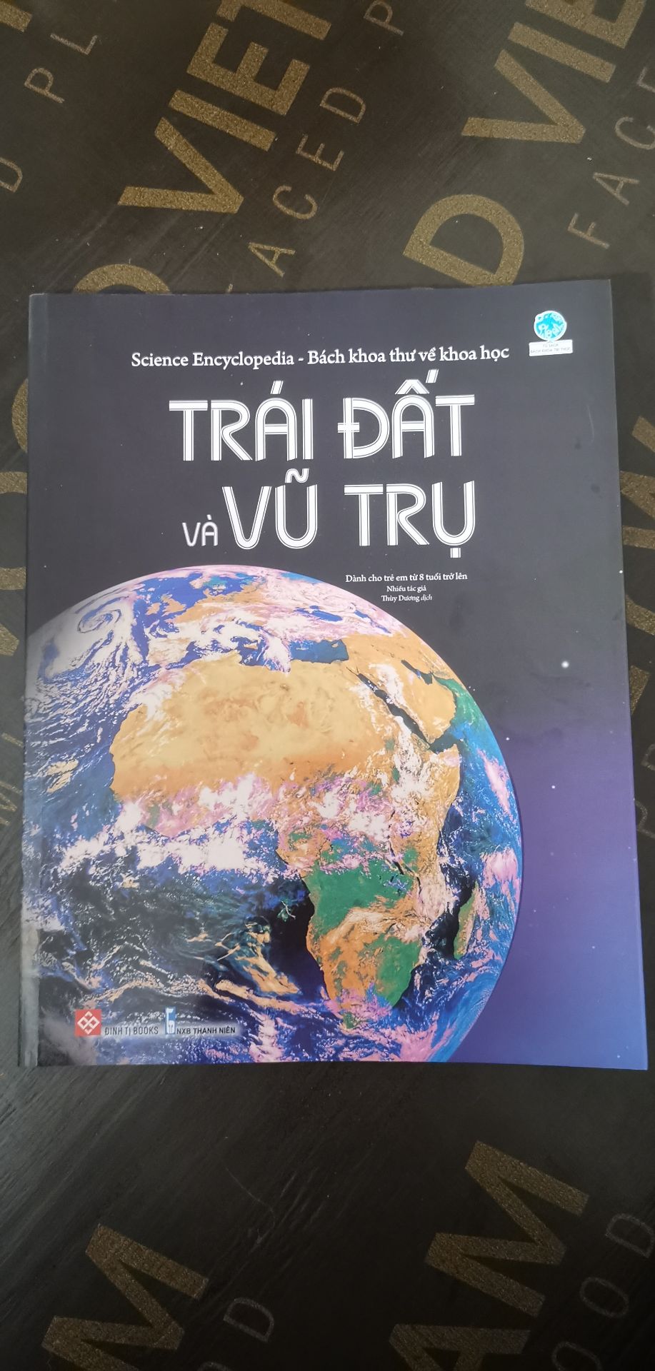 Sách đẹp, nội dung phù hợp với các bé từ 5 -6 tuổi, yêu thích vũ trụ. Nội dung cơ bản, trình bày dễ hiểu vừa với khả năng nhận thức của các bạn đã có khái niệm cán bản qua các cuốn Cuốn sách khổng lồ về ngôi sao, các hành Tinh, tên lửa, thiết bị vũ trụ....các cuốn lật mở về vũ trụ.