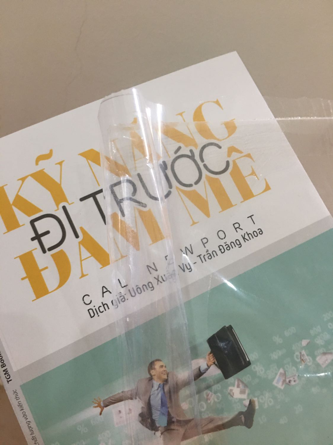 Đây là quyển sách mà mình ưng ý nhất khi nhận hàng. Đây là cuốn duy nhất mới tinh không một vết xước mặc dù hộp ngoài móp méo. Mình ưng nữa là sách còn được bọc silk ở ngoài rất ưng ý. Nếu quyển nào của tiki cũng có thể bọc silk như vậy thì khách hàng sẽ rất hài lòng.