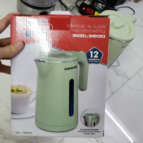 Ưu điểm:
- Màu sắc mint trang nhã, làm đẹp thêm không gian phòng
- Bình đun sôi nhanh, mất khoảng 4phút để làm sôi hơn nửa bình
- Chất liệu lớp bên trong là inox 304 an toàn, đúc liền đáy nên sẽ ko bị rò rỉ nước
- Giá thành phù hợp và cạnh trạnh so với các sp khác cùng loại
Điểm cần khắc phục:
- Nắp bình còn lỏng, khi đậy lại nếu ko để ý nắp rơi mạnh xuống, về lâu dài có thể làm hỏng phần gập, nên khi sử dụng chú ý đậy từ từ
- Phần thân và đế vẫn không khớp hoàn toàn, còn hơi lỏng lèo, có lẽ do cấu tạo về  chiều cao của bình cũng gây ảnh hưởng tới phần khớp này
- Không có vạch để dung tích dù có phần trong nhìn nước bên trong, những cũng còn mờ, chủ yếu thấy đèn led thôi