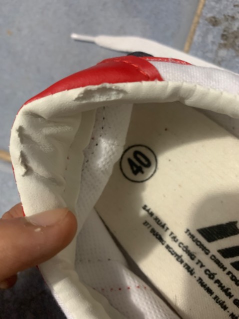 Giày hở keo nhiều,vừa mở ra đã bị vết bẩn đen, miếng lót giày phải dán lệch nên phải gỡ ra thì bung mất keo Giày hở keo nhiều,vừa mở ra đã bị vết bẩn đen, miếng lót giày phải dán lệch nên phải gỡ ra thì bung mất keo