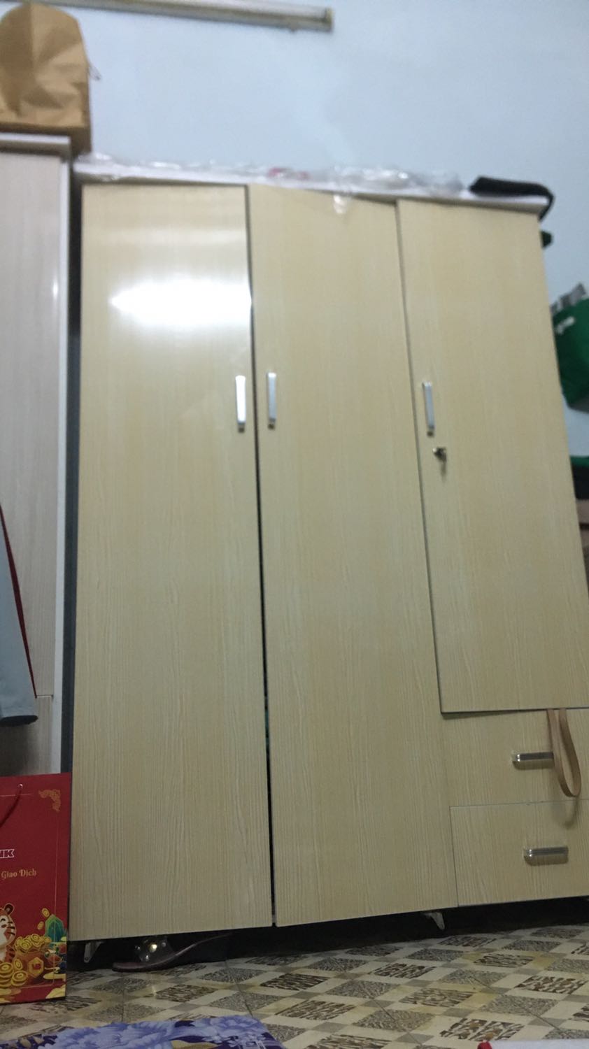 tủ k có sẵn gương như giới thiệu
bị sức mốc treo giữa thanh tủ, phải mua ốc vặn lại
ship gọi k thân thiện nhưng khi giao nhiệt tình mang tới tận phòng lầu 1