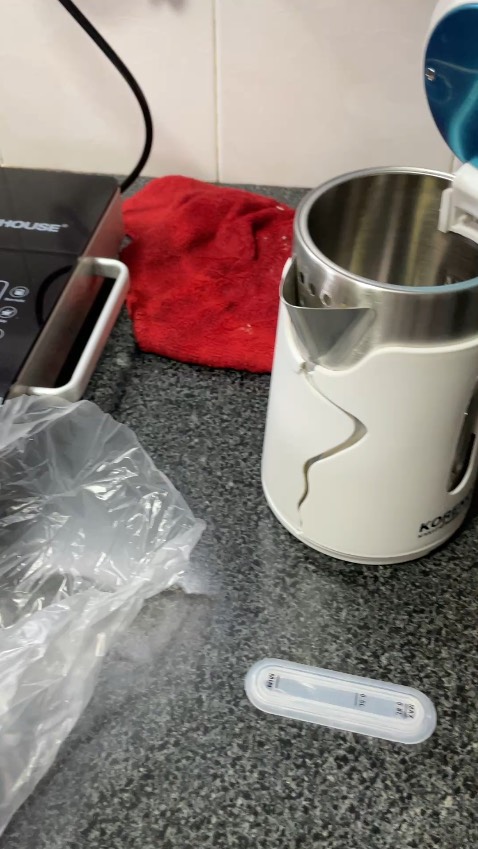 Hàng bị vỡ. Yêu cầu đổi lại.