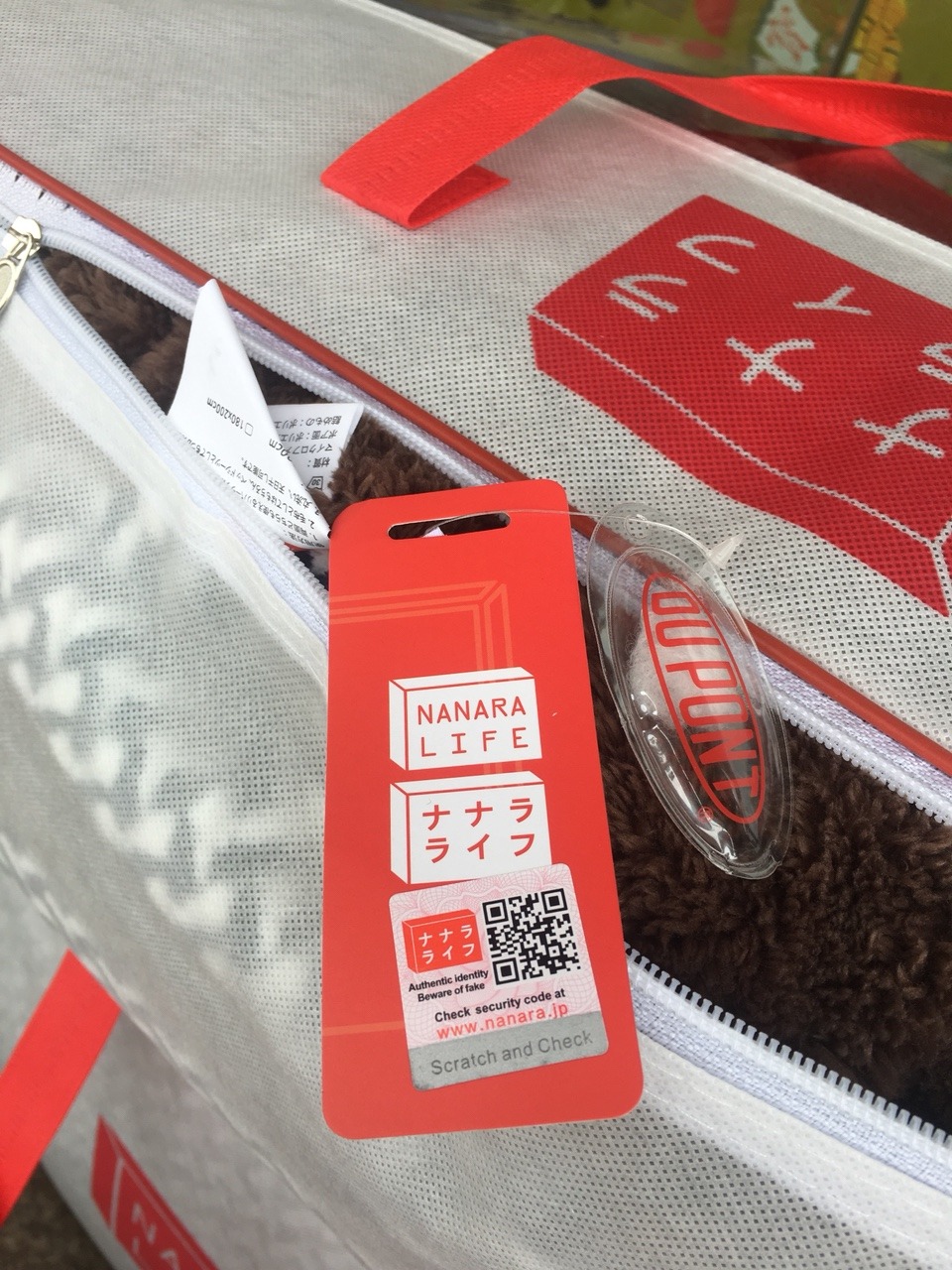 Rất đáng tiền, chăn đẹp, nhẹ , ấm. Có đủ tem mác, check mã QR ra trang web của hãng Nanara Nhật Bản. Mặt nhung thiết kế đan xen tinh xảo, lớp lông cừu dày mịn. N chung là rất hài lòng về sp