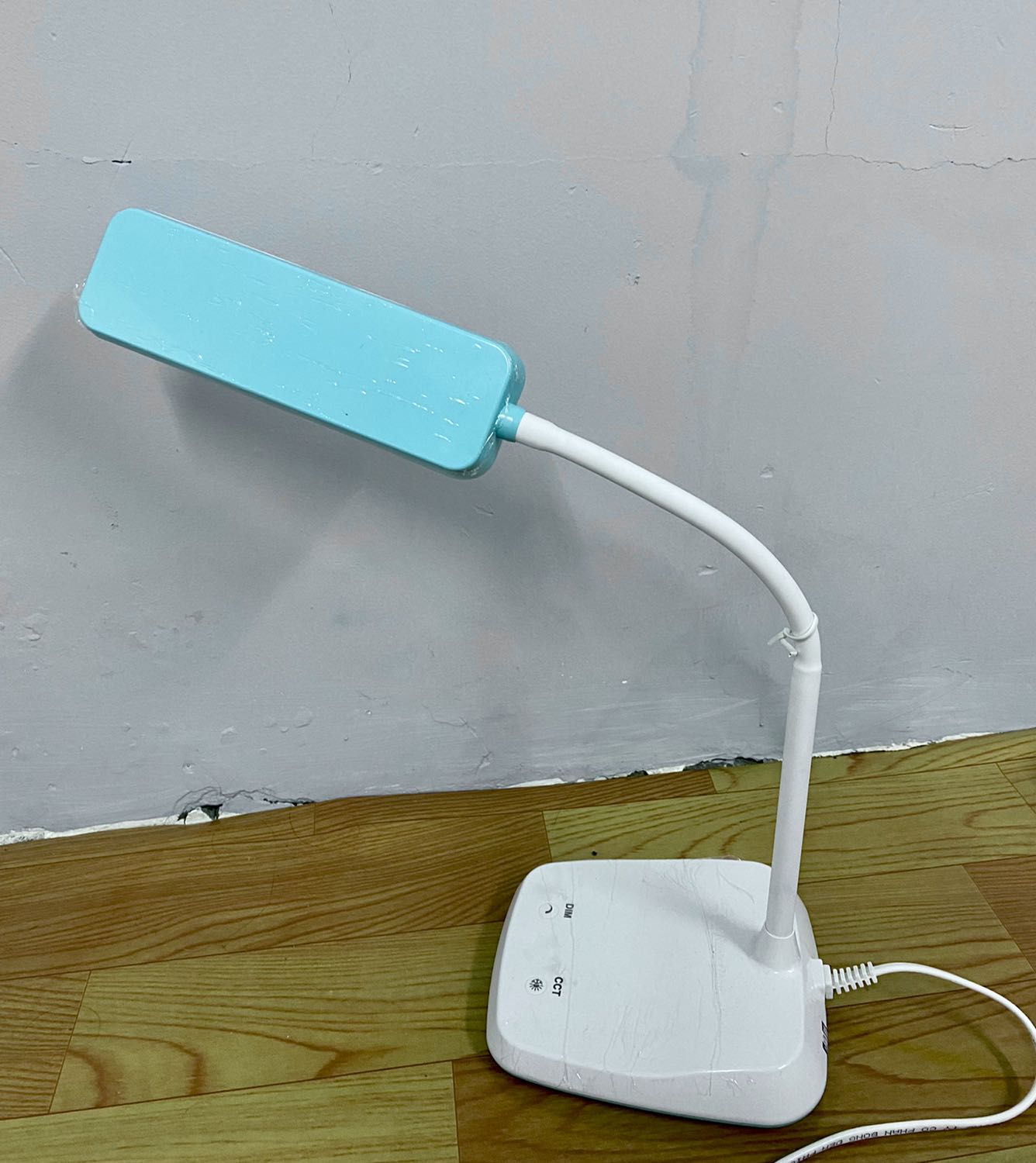 Giao hàng nhanh, đèn nhìn thời trang
Có 3 mức độ sáng: sáng nhẹ- vừa- mạnh và 3 mức độ ấm của ánh sáng: ánh sáng trắng- vàng nhạt- vàng nhiều.
Vừa dùng học bài vừa để ngủ được luôn nhé. 
Mua ở tiki rẻ hơn mua ở website Rạng Đông. Mình đã mua của cả 2 bên, chất lượng như nhau đều chính hãng