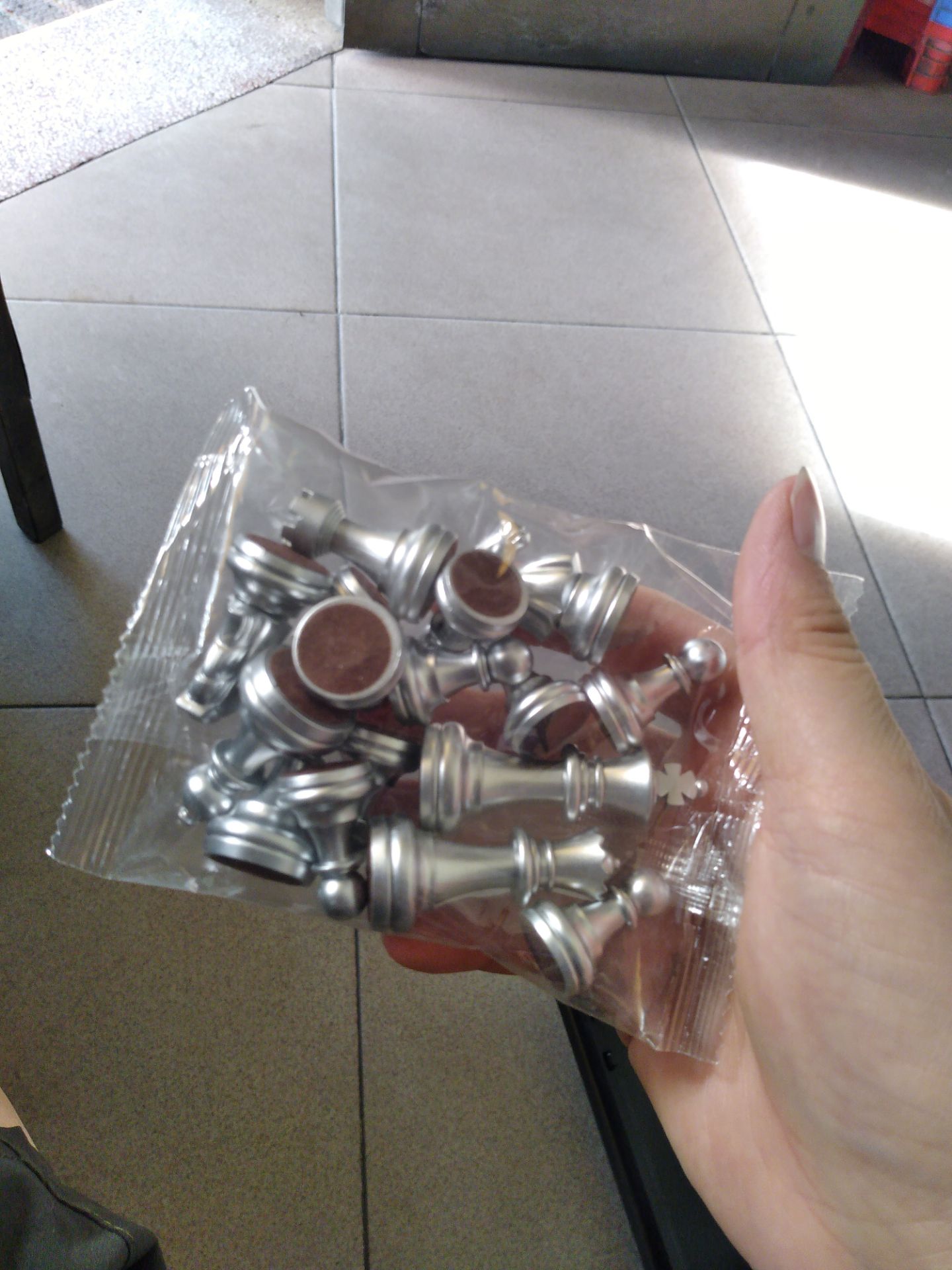 y như quảng cáo, hàng dùng rất tốt, nam châm dính vừa phải, mẫu mã đẹp, giao hàng nhanh. đáng tiền mua