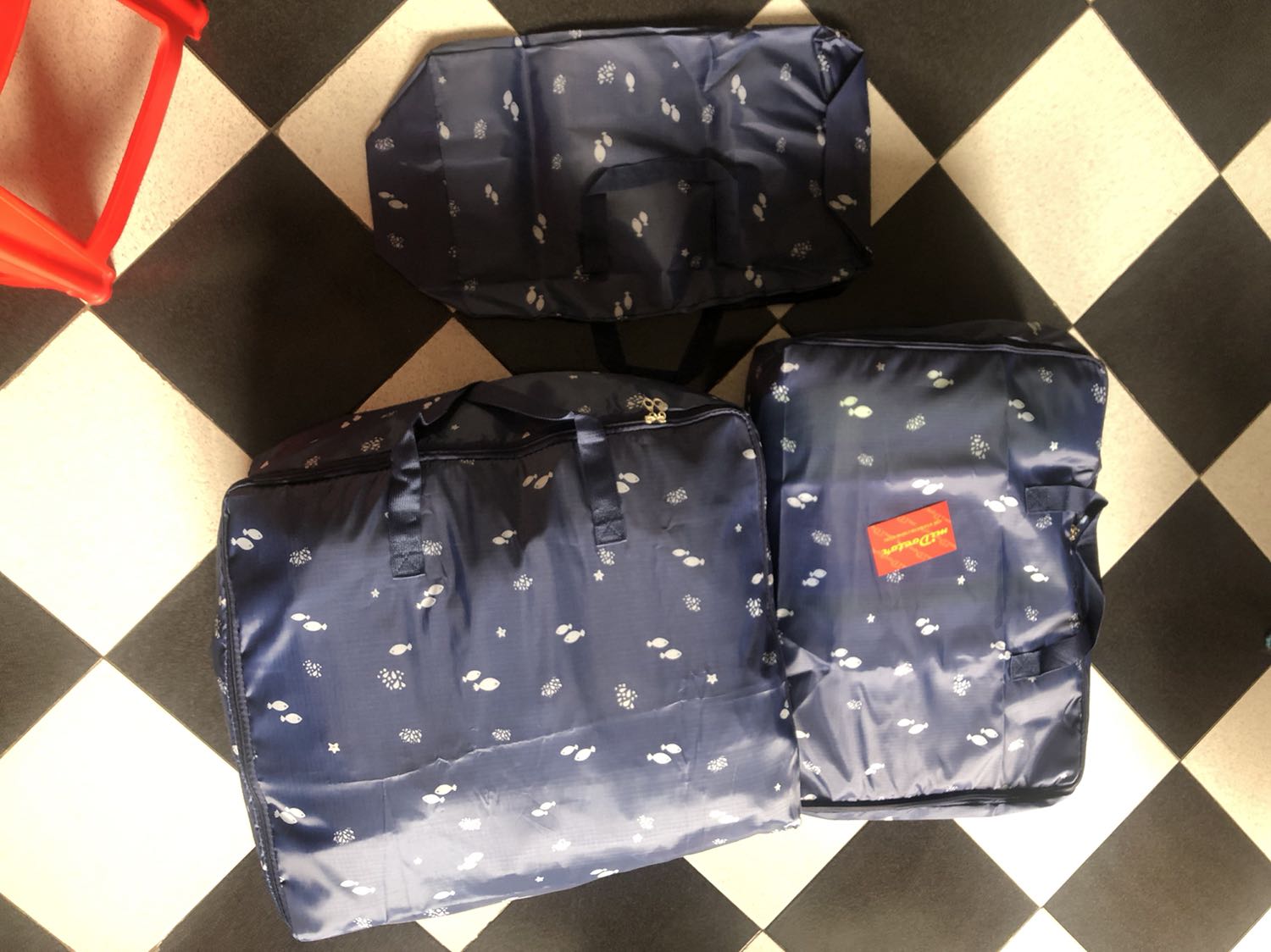 Chất liệu túi phù hợp với nhu cầu của mình. Kích thước túi to nên đựng được rất nhiều đồ. Shop đóng gói cẩn thận và gởi kèm theo phiếu bảo hành. Sẽ tiếp tục ủng hộ shop. Hình không đẹp bằng sản phẩm bên ngoài.