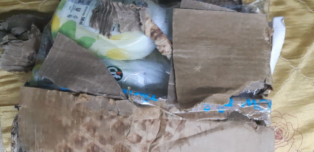 Đóng gói không kỹ, tuột nắp đổ hết luôn 1 chai rồi. Không phải lỗi của nhân viên giao hàng mà lỗi đóng gói.  Nhờ hỗ trợ!