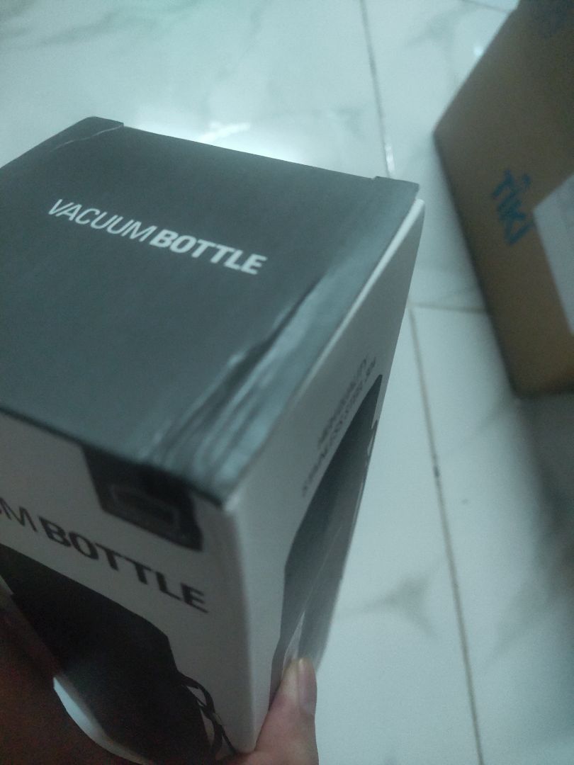 Bình đẹp ko trầy xước, khả năng giữ nhiệt để dùng một thời gian nữa xem sao. Điểm trừ là nhà bán gói hàng quá sơ sài, không chắc chắn. Nếu shipper mà ko cẩn thận thì bình sẽ dễ bị móp méo do va đập. Mong nhà bán cải thiện khâu đóng gói sản phẩm trước khi giao cho khách
