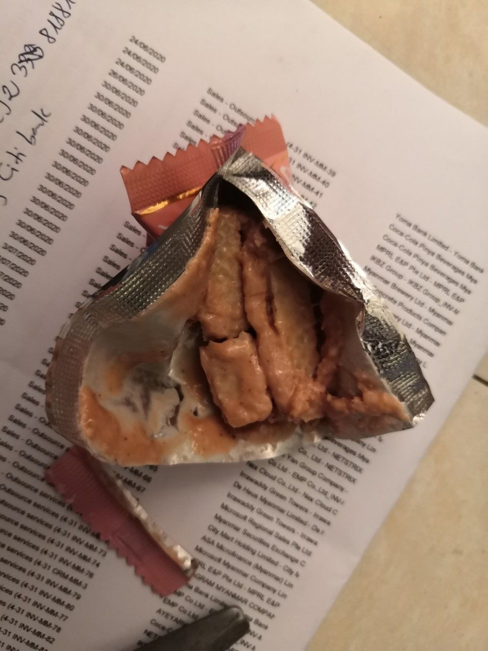 Chờ mòn mỏi thì hàng về, cái thì bể nát, cái thì chảy nước ướt nhẹp nhẹp, chán đời luôn. Rồi tốn hơn 200 ngàn. Quạu lắm luôn đó. Tức lắm lận đó.