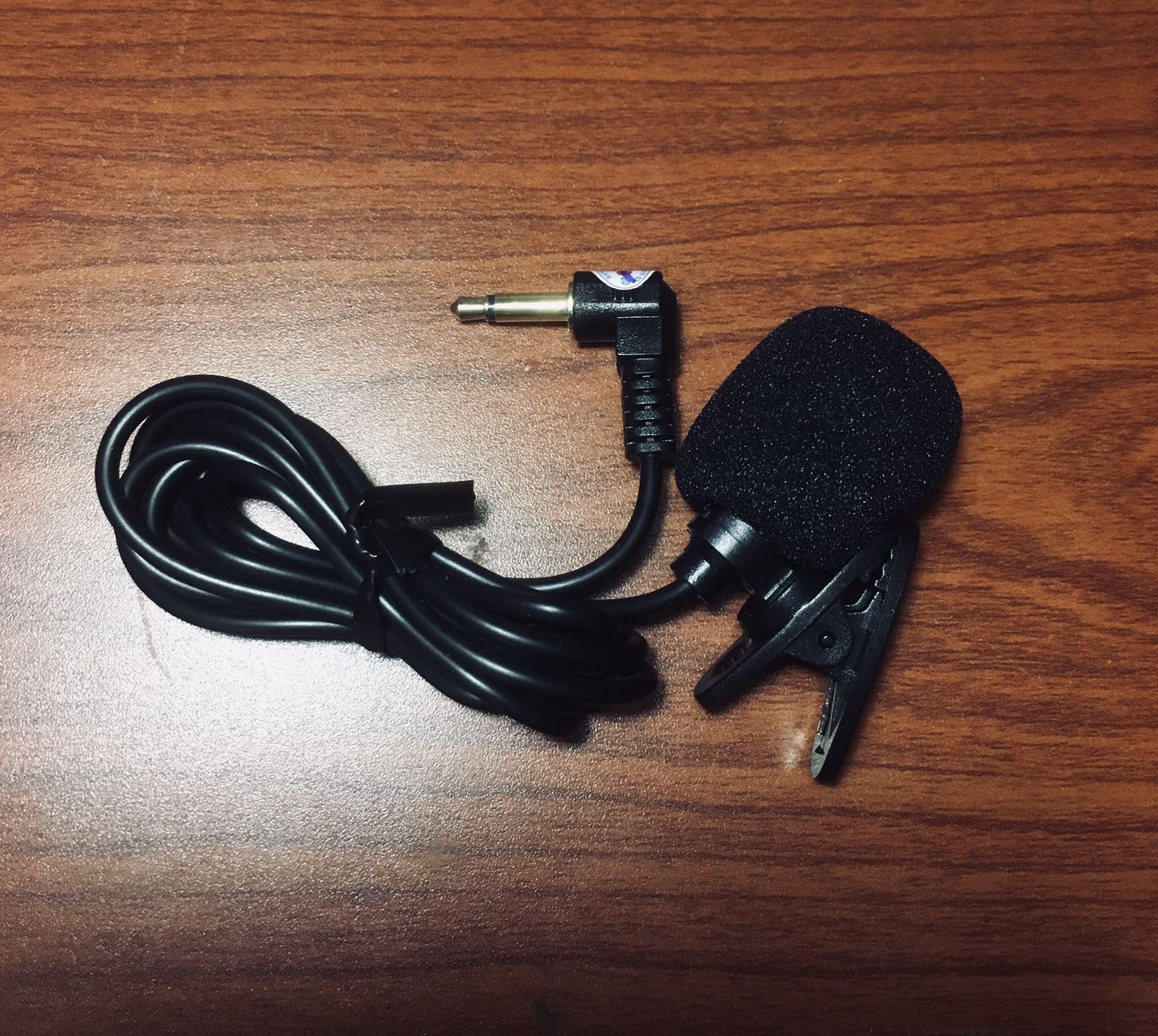 Ảnh đăng là loại chân cắm TRS (2 vạch đen) nhưng hàng ship về lại là chân cắm TS (1 vạch đen). Chân TS cho chất lượng thu âm thấp hơn, giá rẻ hơn chân TRS, và không cắm được vào thiết bị nhận đầu TRS. Như vậy là bán hàng không đúng mô tả, có thể do nhầm lẫn hoặc cố tình bán ***. Đề nghị tiki/chủ shop hoàn tiền hoặc đổi lại cho đúng sản phẩm. Rất không hài lòng.