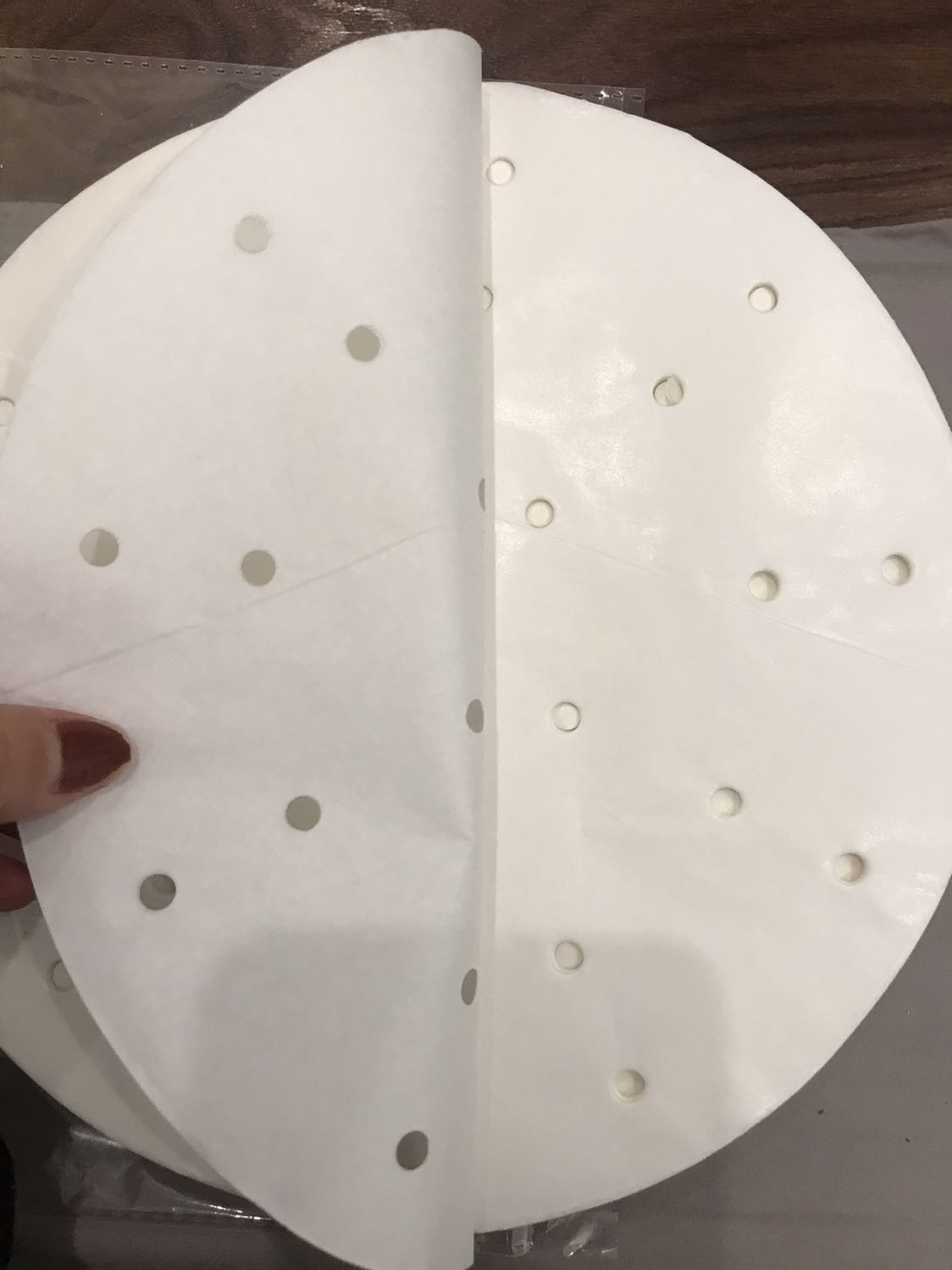 Giao hàng nhanh. Đóng gói tốt. Giấy nến siêu mỏng. Để vào nồi không dầu mà k cho thực phẩm vào cùng luôn thì giấy sẽ bị bắt lửa cháy. Khi có dầu mỡ thì giấy trong suốt và khá dính thức ăn. Dùng tạm ổn chứ cũng không tốt lắm.