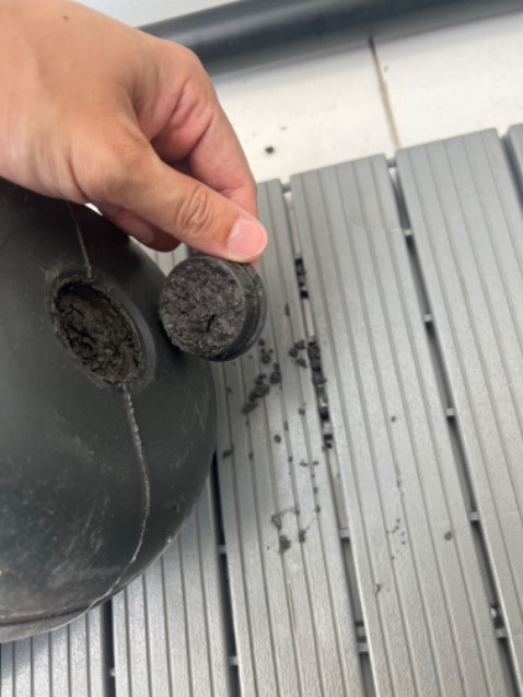 Tạ nhựa bọc đất đá, cạy nhẹ đã rớt hết đất đá ra