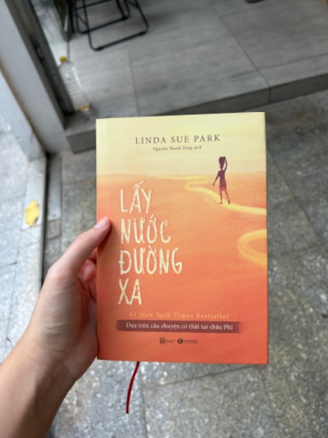 hàng giao nhanh chóng và cẩn thận. sách được bọc trong bubble wrap nên không bị trầy xước hay móp góc. duyệt!!