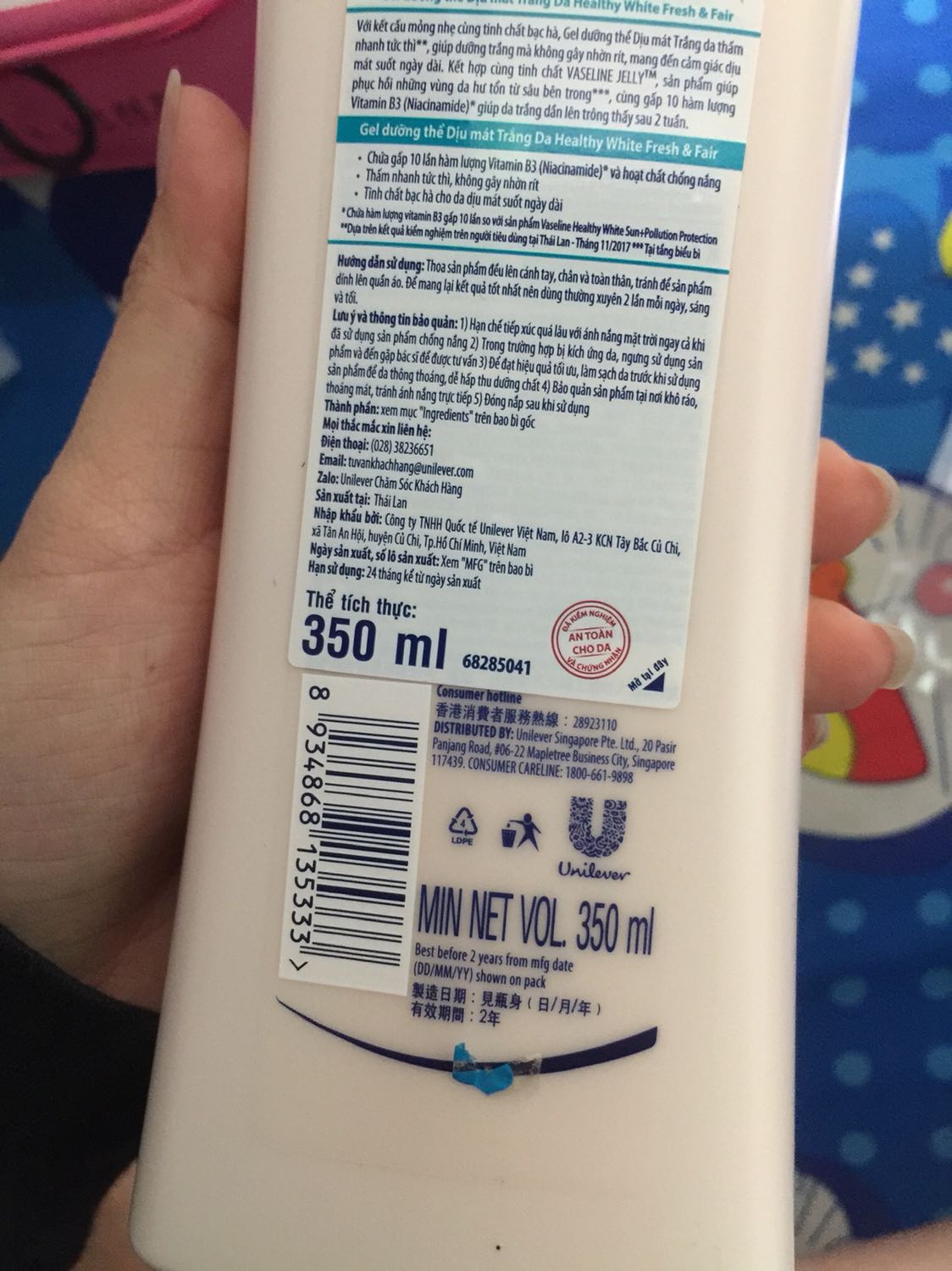 Lần đầu đánh giá ở Tiki. Sản phẩm giá rẻ, giao hàng ok. Đóng gói của Tiki vô cùng đẹp, chắc chắn hơn so với Shoppe. Thấy xuất sứ từ HongKong, nhưng nói thật hàng mỹ phẩm VN cũng không tốt bằng TQ đâu. Nên mn đừng có bi quan quá. Áp lên da nhanh thấm, thơm. Bôi lên da mình thì nổi hột hột trên da, chắc chưa quen. Hi vọng mai hết ^^