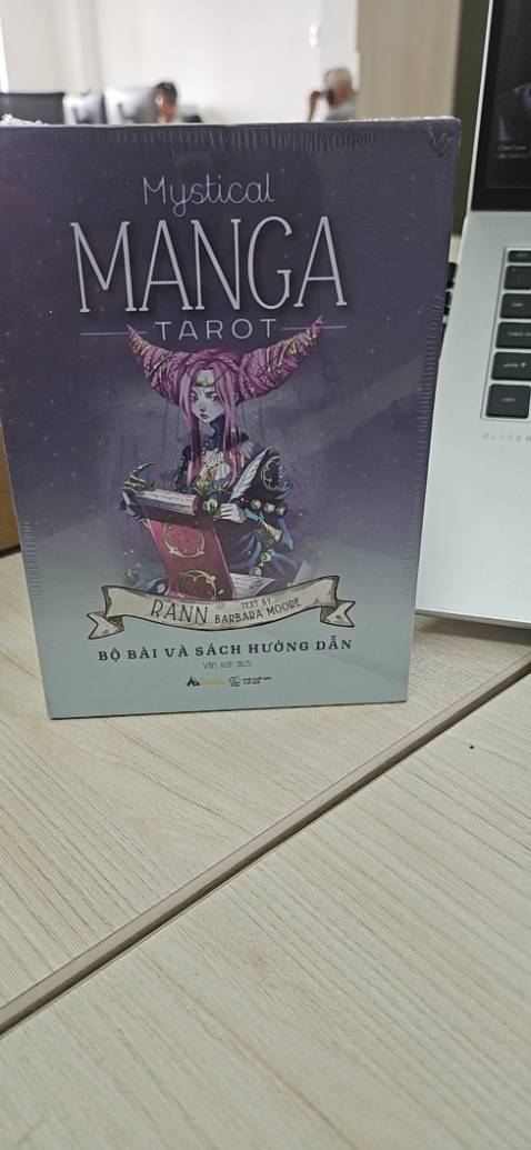 Chất giấy mềm nên lá bài dễ cong,gãy.Màu in đẹp