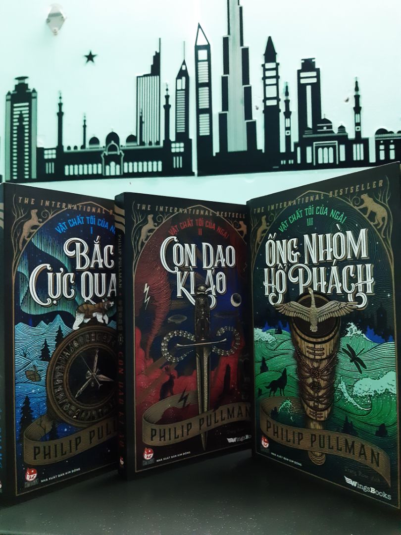 Canh me 10/10 sale để hốt mấy cuốn này. Vì săn sale nên chỗ nào giảm giá nhiều là mình mua. Nên về nhìn 3 cuốn mà mắc cười. Tập 1 mua của Tiki Trading in năm 2020 mới tinh thơm phức. Tập 2 và 3 của fahasa in năm 2019 không thơm phức nhưng mà hơi cũ, đã vậy Tập 3 còn bị tróc ngay gáy. Nhưng có sao đâu, một cái dao lam, một lọ keo sữa là giải quyết xong và Tập 3 đã được hồi sinh (Lưu ý nhận xét này dùng chung cho cả 3 sản phẩm như trên hình). Nói vậy thôi chứ sách bên ngoài đẹp lắm, nhìn sướng lắm. Còn về nội dung thì trên google đầy, mấy bạn lên đó mà đọc rồi hãy cân nhắc thật kỹ nếu thật sự thích thì mua mà không thích thì mua. Chứ giá bộ này hơi cao, dự trong tương lai nếu có tái bản thì giá còn cao hơn chứ không giảm được chút chíu nào đâu