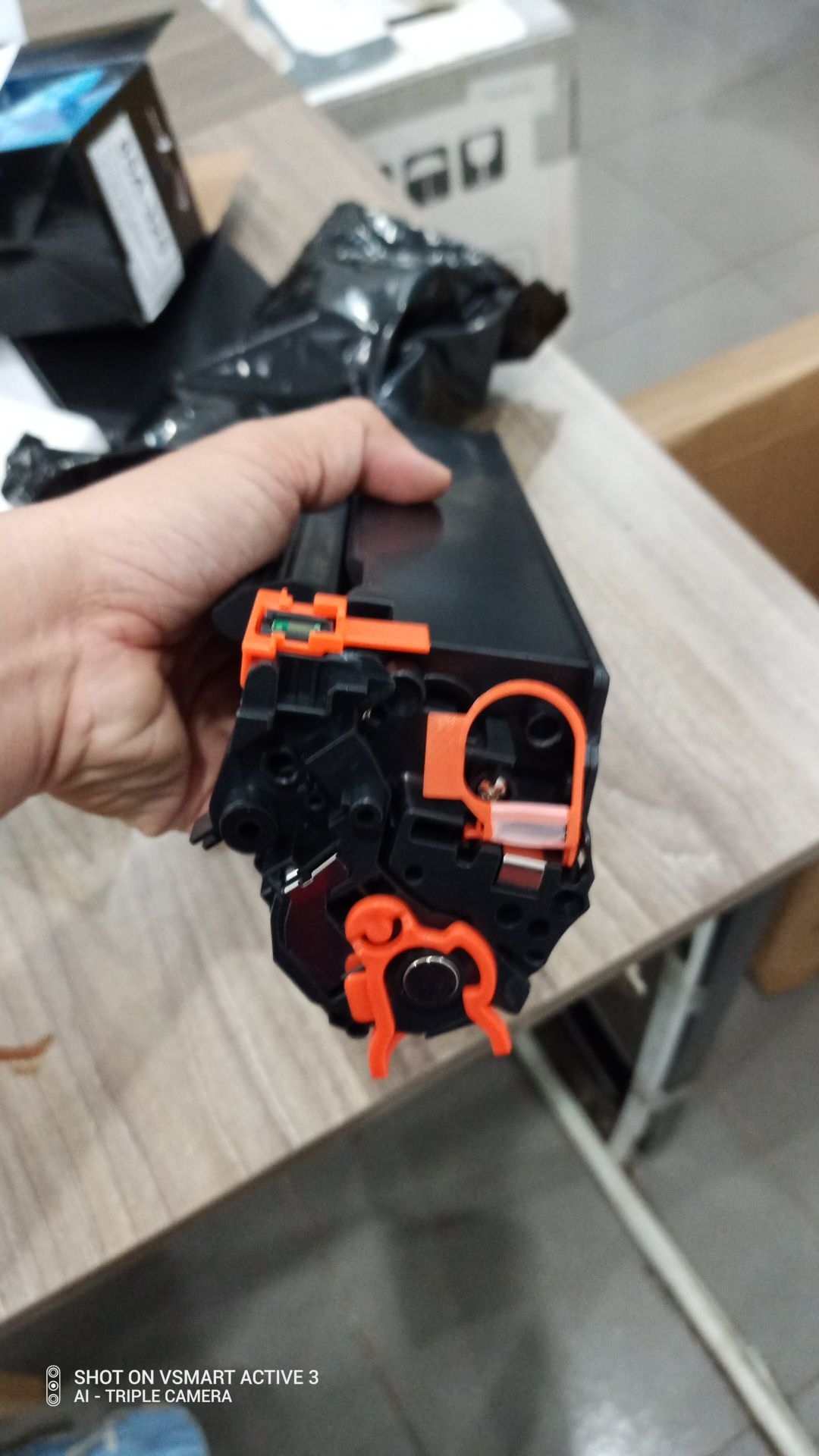 Mực in tốt. Gài hộp mực vào con 6030W hơi cứng nhưng ok hết. Hàng trong tầm giá vậy là tốt rồi. Hết mực có lẻ mua tiếp tại đây. Hàng tiki giao không chê được. Cũng cảm ơn tiki phục vụ tốt. Em giao hàng , giao ngoài giờ hành chánh. Suýt nữa ko nhận hàng hoá được. Mặc dù ghi chú giao trong giờ hành chánh. Bo luôn em 20k.