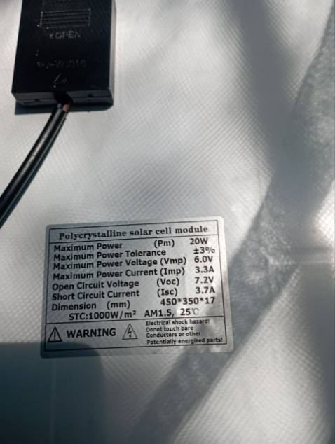 Người bán đểu (tính ghi hàng đểu nhưng thực ra do người bán vì xem hình sẽ rõ).  Có 2 lý do: 1) Quảng cáo kích thước tấm pin là 530 x 350 nhưng gởi 450 x 350 (ghi rõ phía sau); 2) 200W là do in giấy ra rồi dán lên (nếu tháo miếng này ra thì bên dưới không biết là bao nhiêu.  Tóm lại, giữa quảng cáo và hàng giao hoàn toàn khác xa (treo đầu dê bán thịt *** đấy).

Đã gởi trả hàng.