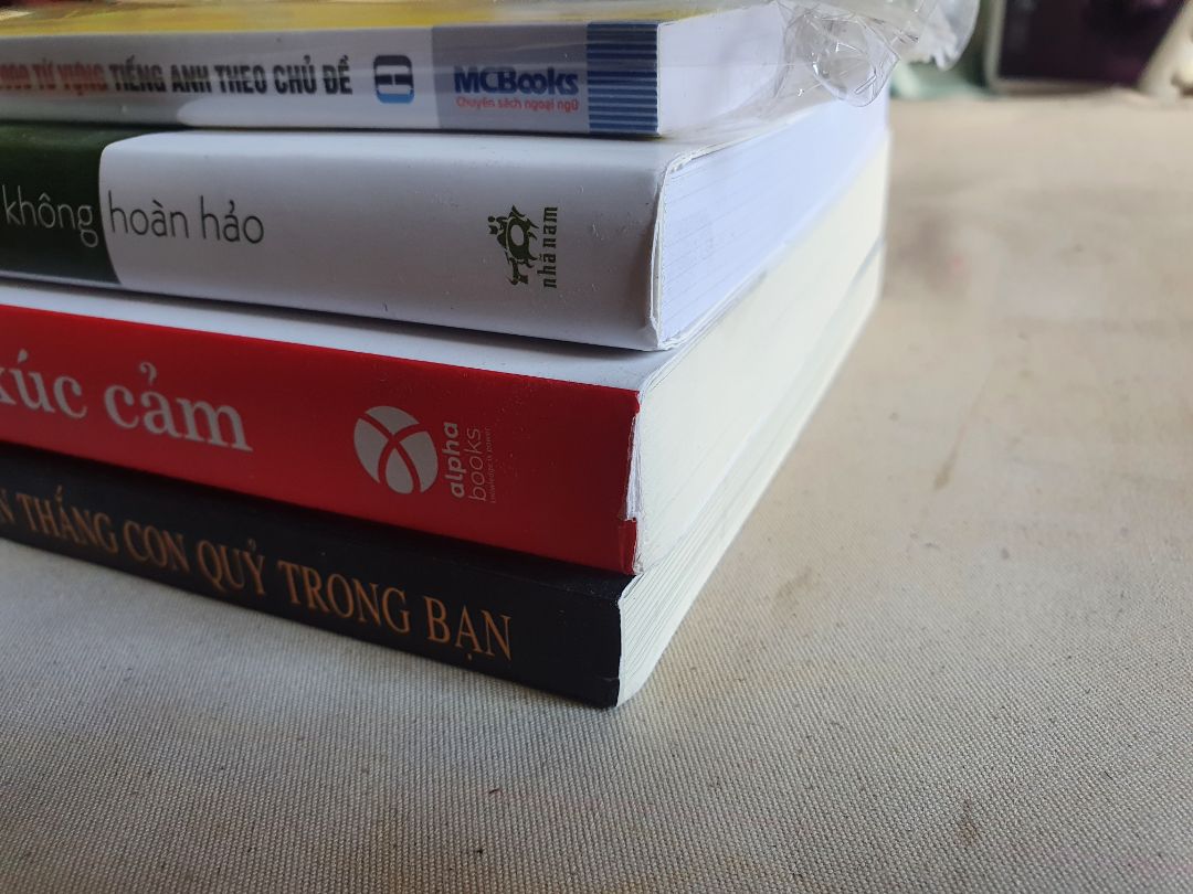 Mua sách trong đợt HSO nên giá tốt. bookmark tặng kèm đẹp. 
Mong lần sau tiki đóng gói các đơn hàng sách kĩ lưỡng hơn. (Có giấy mút, hay màng xốp hơi). Vì chỉ để sách nằm không trong thùng carton đi xa rất dễ bị gãy, gấp cạnh hay gáy sách. Mua sách trong đợt HSO nên giá tốt. bookmark tặng kèm đẹp. 
Mong lần sau tiki đóng gói các đơn hàng sách kĩ lưỡng hơn. (Có giấy mút, hay màng xốp hơi). Vì chỉ để sách nằm không trong thùng carton đi xa rất dễ bị gãy, gấp cạnh hay gáy sách.