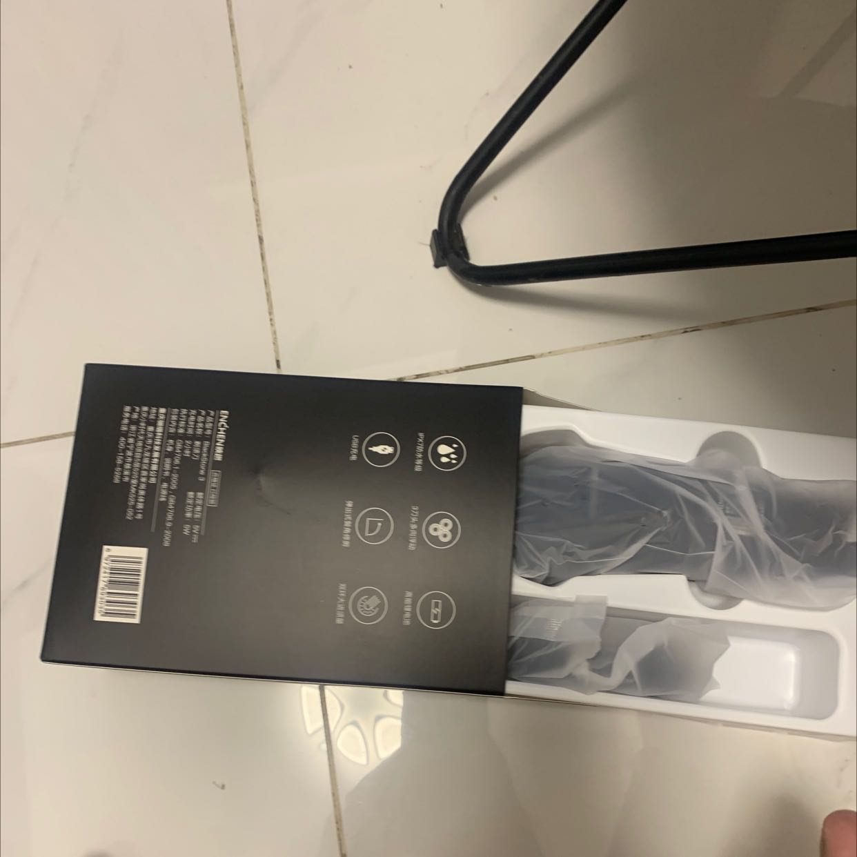 Sản phẩm như quảng cáo, đóng gói cẩn thận, sản phẩm chất lượng, sản phẩm đẹp, sản phẩm sài tốt, cạo sạch râu, pin sài lâu, nhân viên giao hành thân thiện, vui vẻ, giao hành nhanh, giá cũng hợp lý