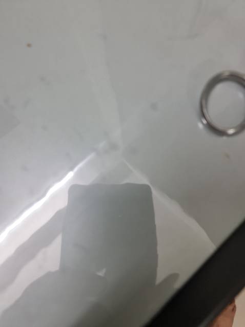 Giao đúng như hình, sử dụng tốt. Phải dùng máy sấy tóc sấy cho nó mềm và áp sát vô bàn