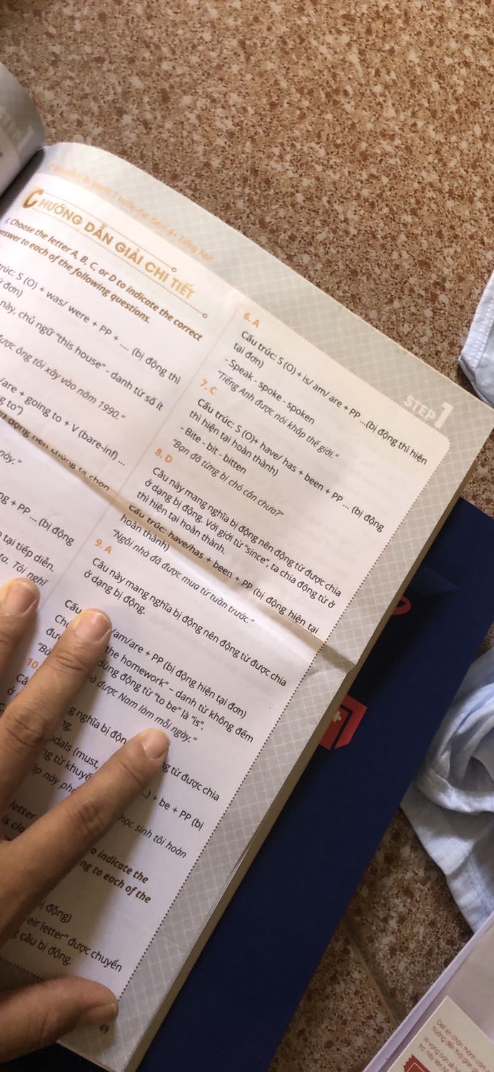 Sách 239k một quyeenr thì quá đắt .
 Nhưng săn sale thì chấp nhận đc 
 Sách bị cong gáy nhưng cắt nếp gọn gàng , giấy ổn , còn bị lỗi giữa trang nữa