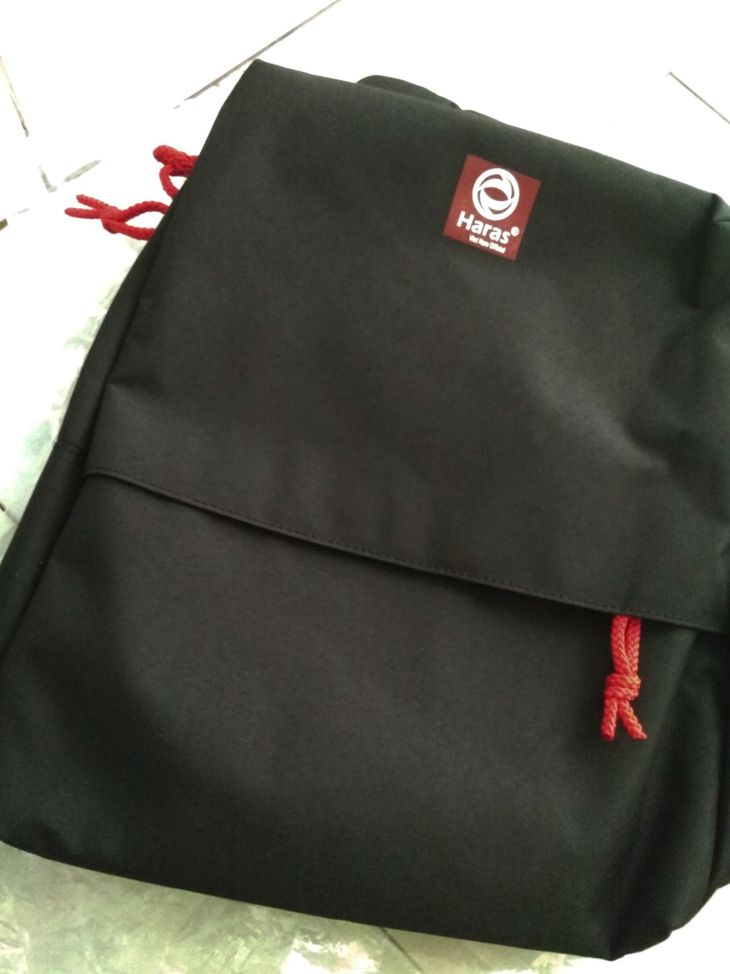 Vừa nhận hàng, balo đẹp, gọn, chỉ có 2 ngăn (ngăn to và ngăn nhỏ phía trước) nói chung là mang đi học okay, có dây đỏ rất bắt mắt