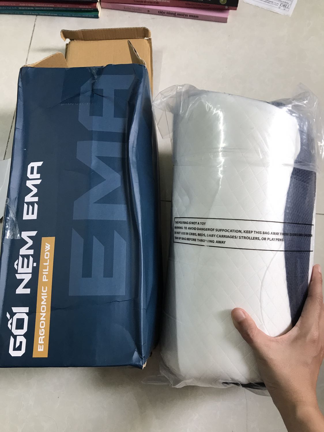 sản phẩm đúng như hình. form gối khá chắc; phần giữa nằm ngửa ôm giữ cố định đầu cổ, xoay qua lại sẽ vướng nên chỉ phù hợp nằm ngủ; có vẻ hơi cao xíu so với cổ mình, nằm thấy cổ hơi bị nâng lên; phần bên dùng nằm nghiêng đỡ cổ thẳng ngang mặt phẳng giường rất tốt. Hàng đosng gói rất gọn, mở ra gối sẽ phồng lên